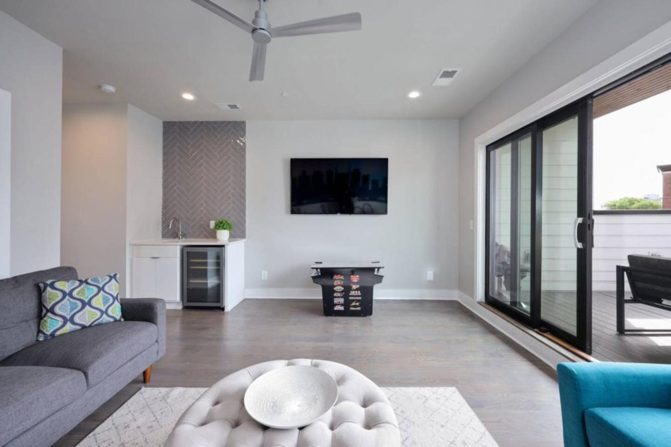 Rhythmic Retreat Rooftop Lounge 4 Bedroom 4.5 Bath Holiday home