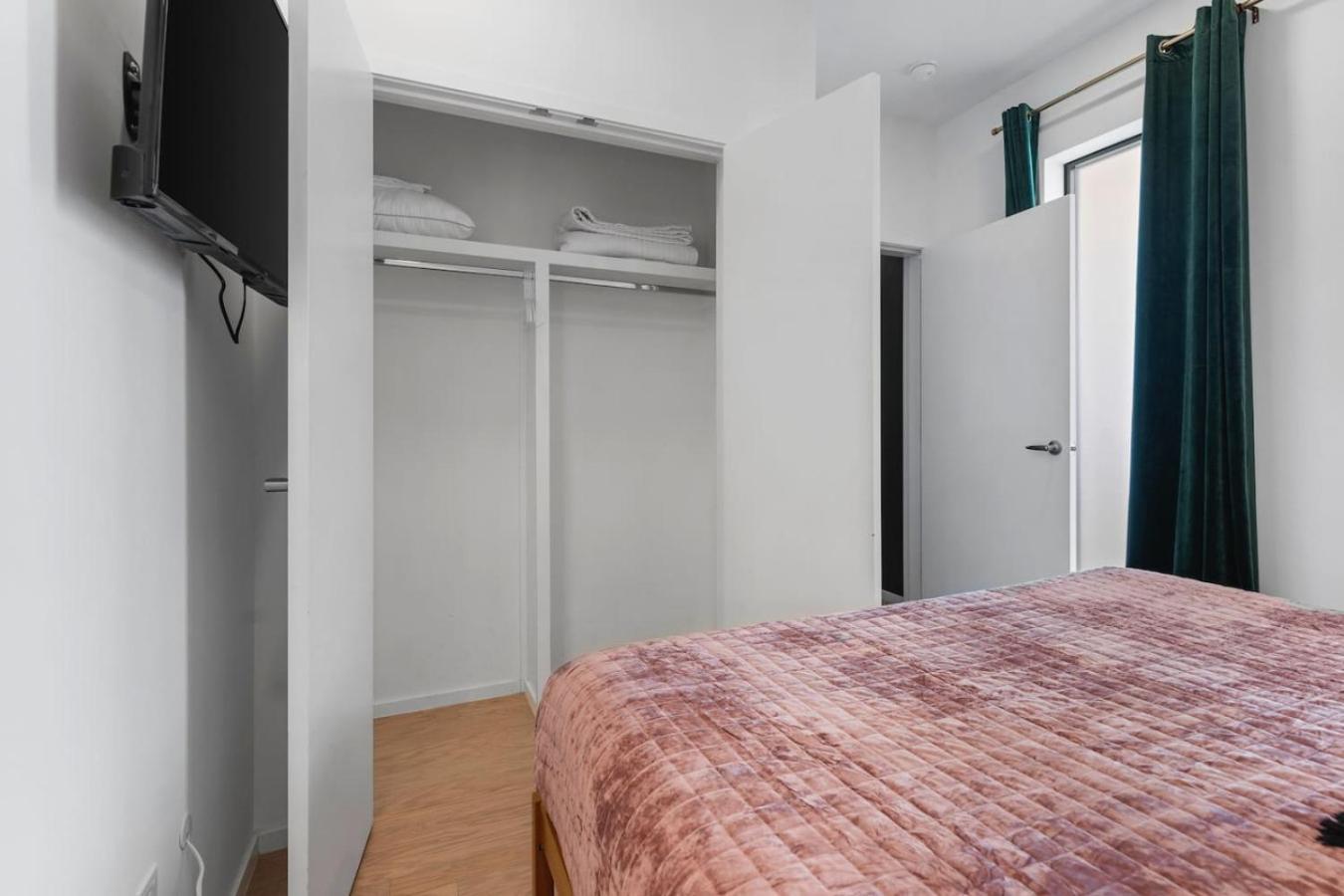 Holiday home Luxury Riverview With Patio Walk To Broadway *