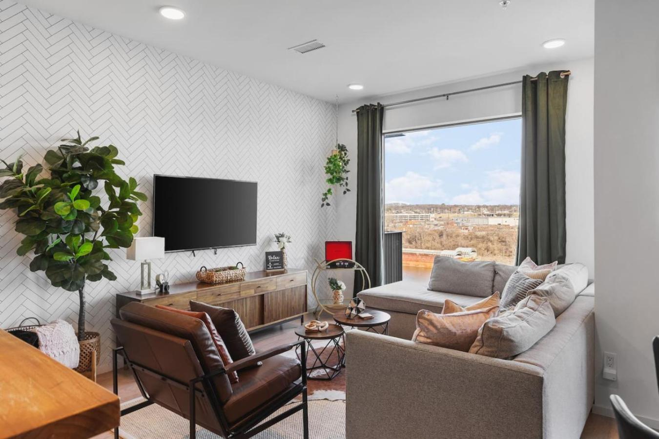 Holiday home Luxury Riverview With Patio Walk To Broadway