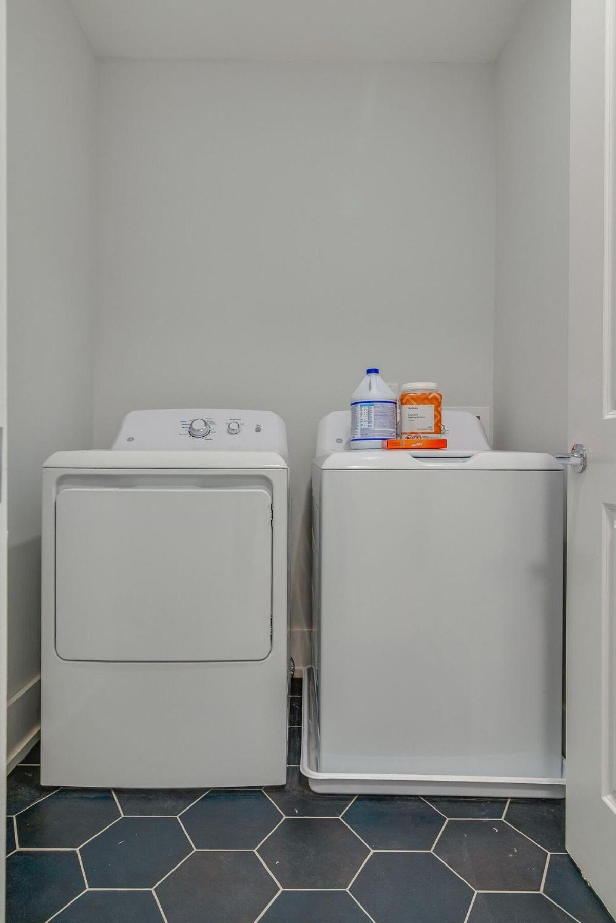 Roomy 1-level Near Vanderbilt With Parking, 1 Story, Elevator Building, Secure Parking, Patio, Elevator, Sleeping Space For Guests, Great For Groups, Walk To Campus, 24 Hr Hospitality * Nashville