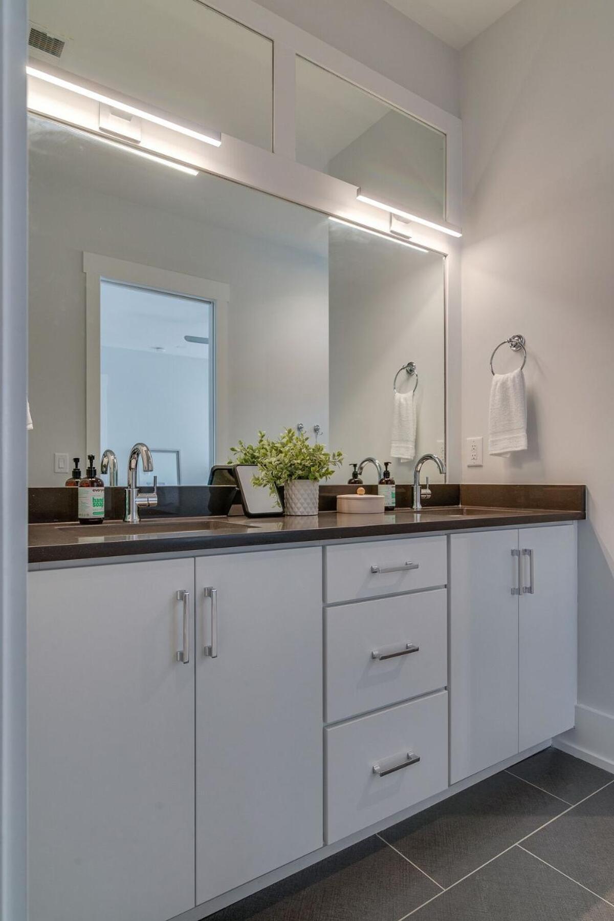 Roomy 1-level Near Vanderbilt With Parking, 1 Story, Elevator Building, Secure Parking, Patio, Elevator, Sleeping Space For Guests, Great For Groups, Walk To Campus, 24 Hr Hospitality Holiday home Nashville