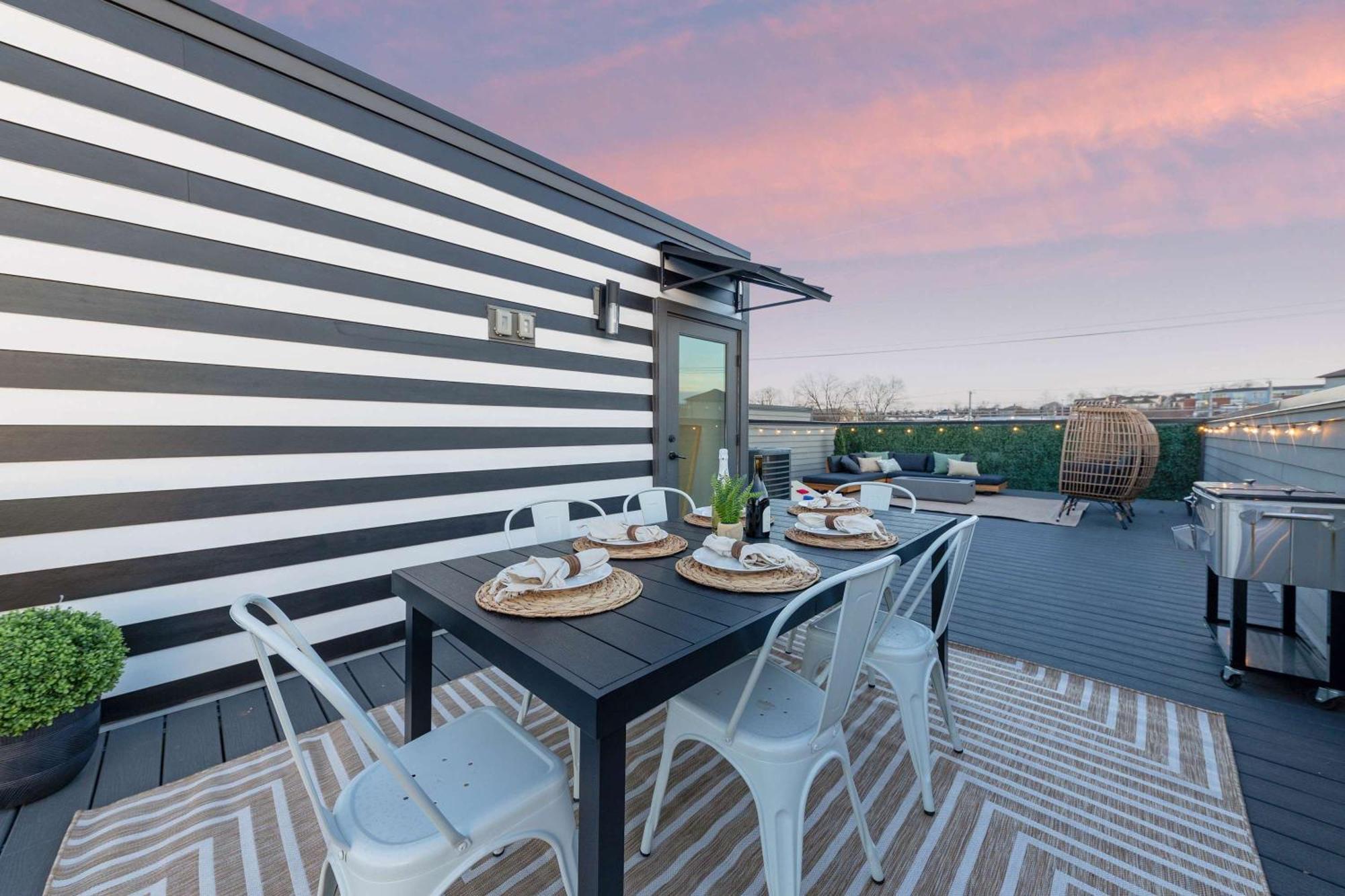 The Laredo - Beautifully Designed With Rooftop Patio Holiday home *