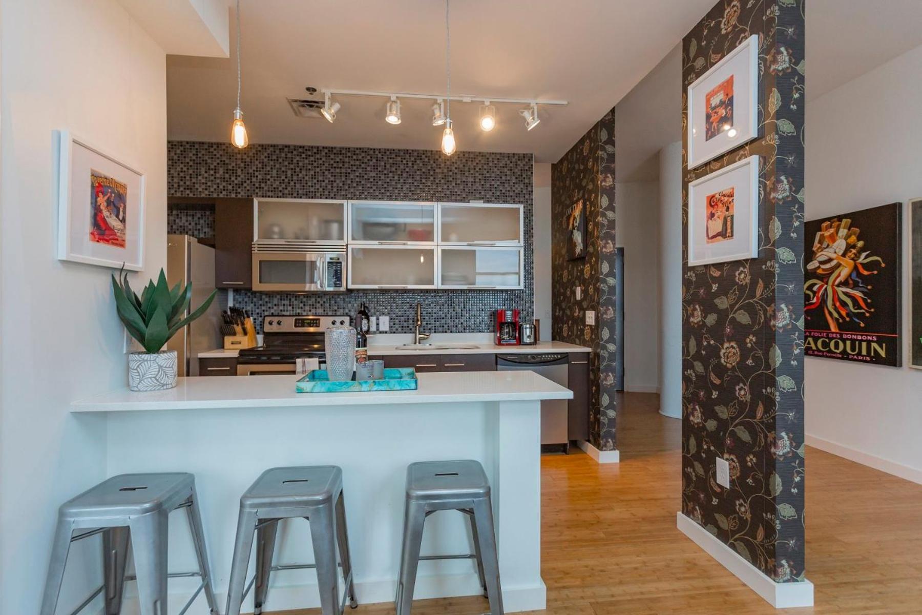 Artsy Retreat 30day Min W Wifi Ac Parking Tv Furnished Rooftop 3455 Holiday home *