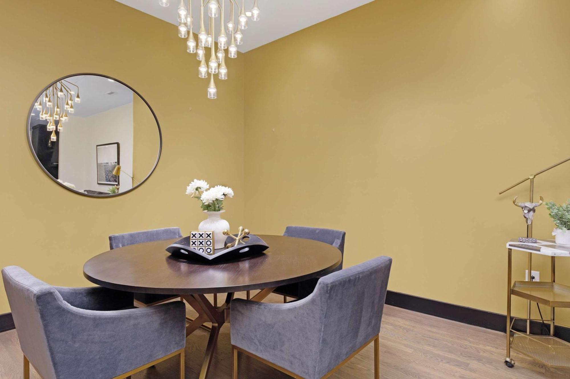 French's Luxury - Steps From Broadway