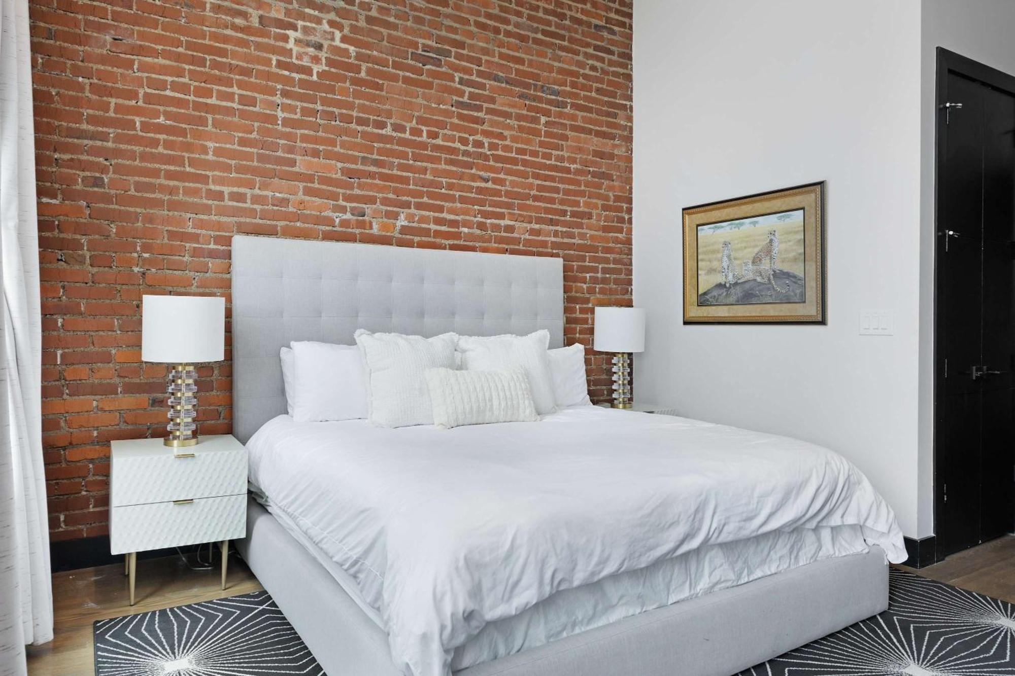 French's Luxury - Steps From Broadway *