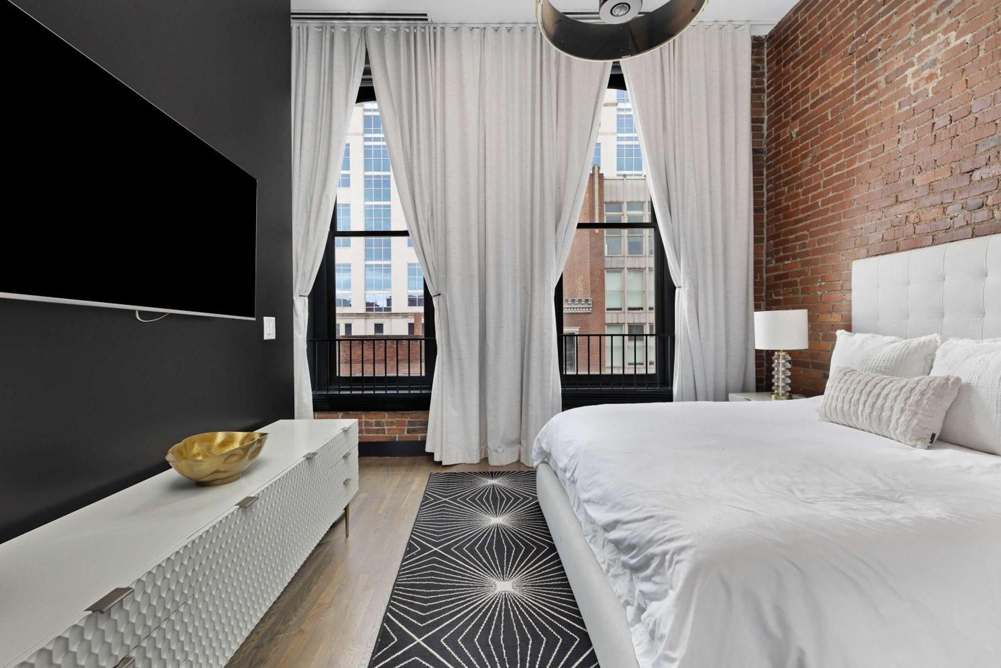 French's Luxury - Steps From Broadway *
