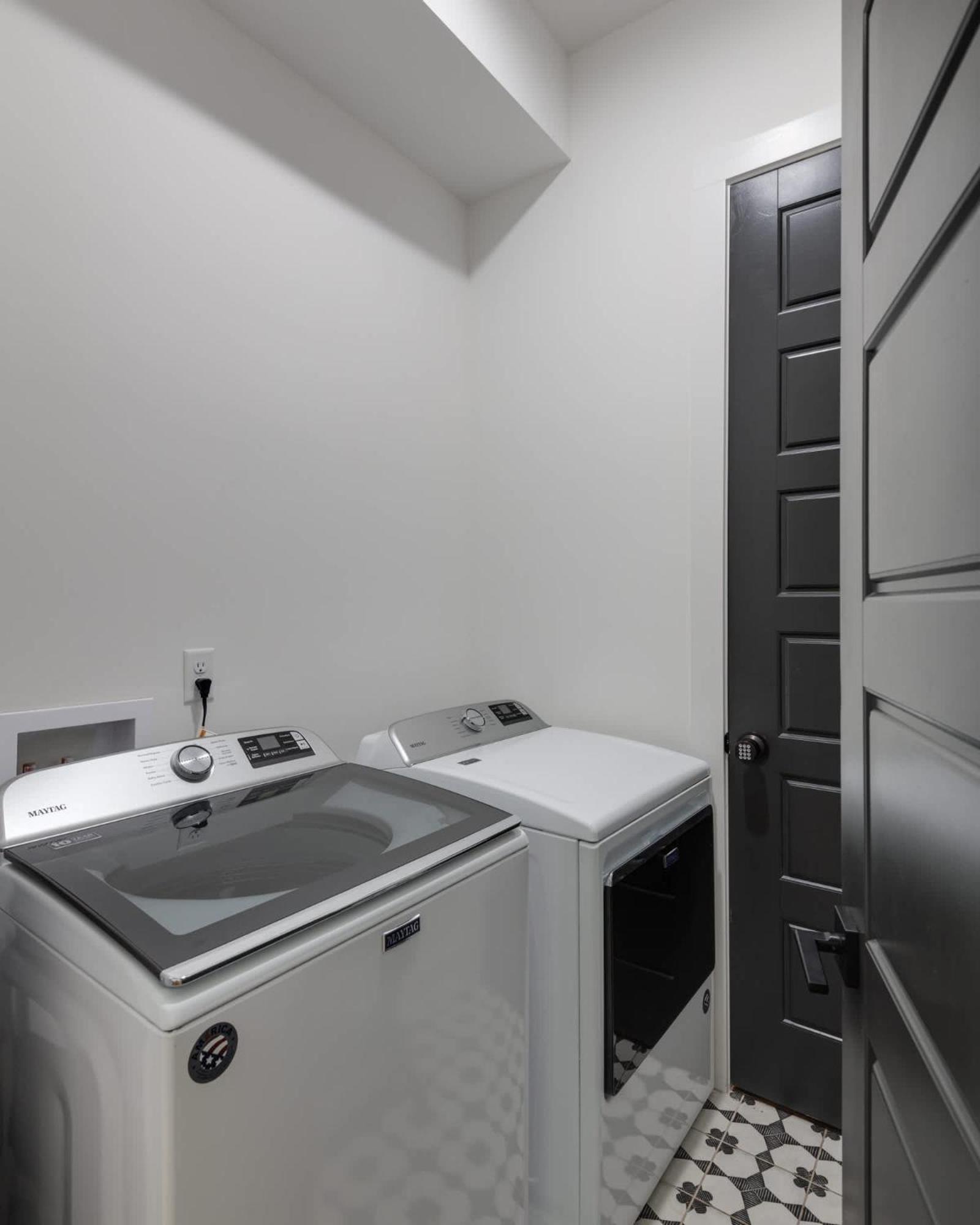The Gambler - 9 Beds And Mins To Downtown Holiday home *