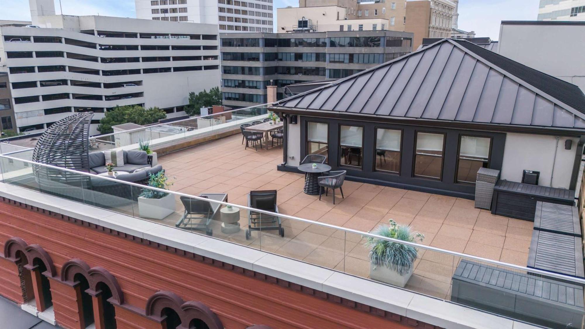 Skyline With Penthouse & Rooftop Deck 6br By Maddox Apartment *