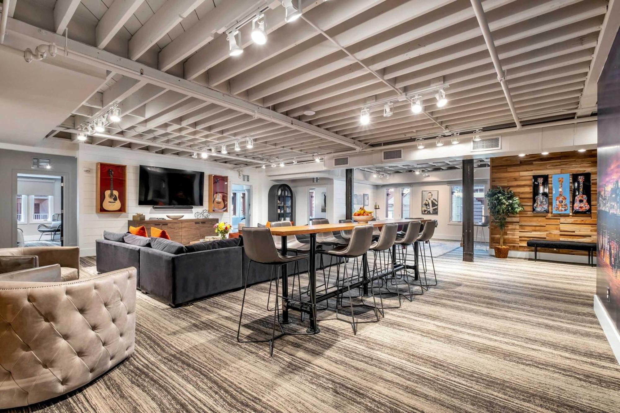 Skyline With Penthouse & Rooftop Deck 6br By Maddox *