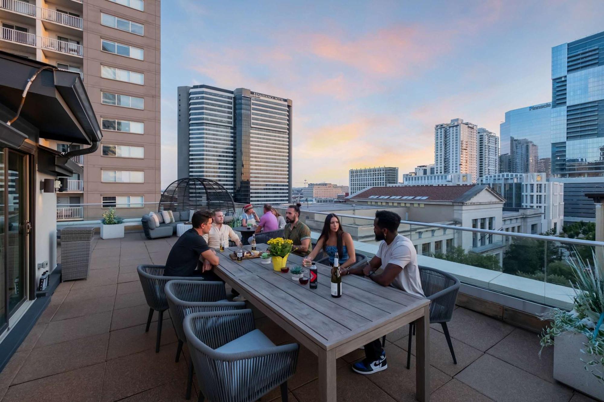 Skyline With Penthouse & Rooftop Deck 6br By Maddox Apartment