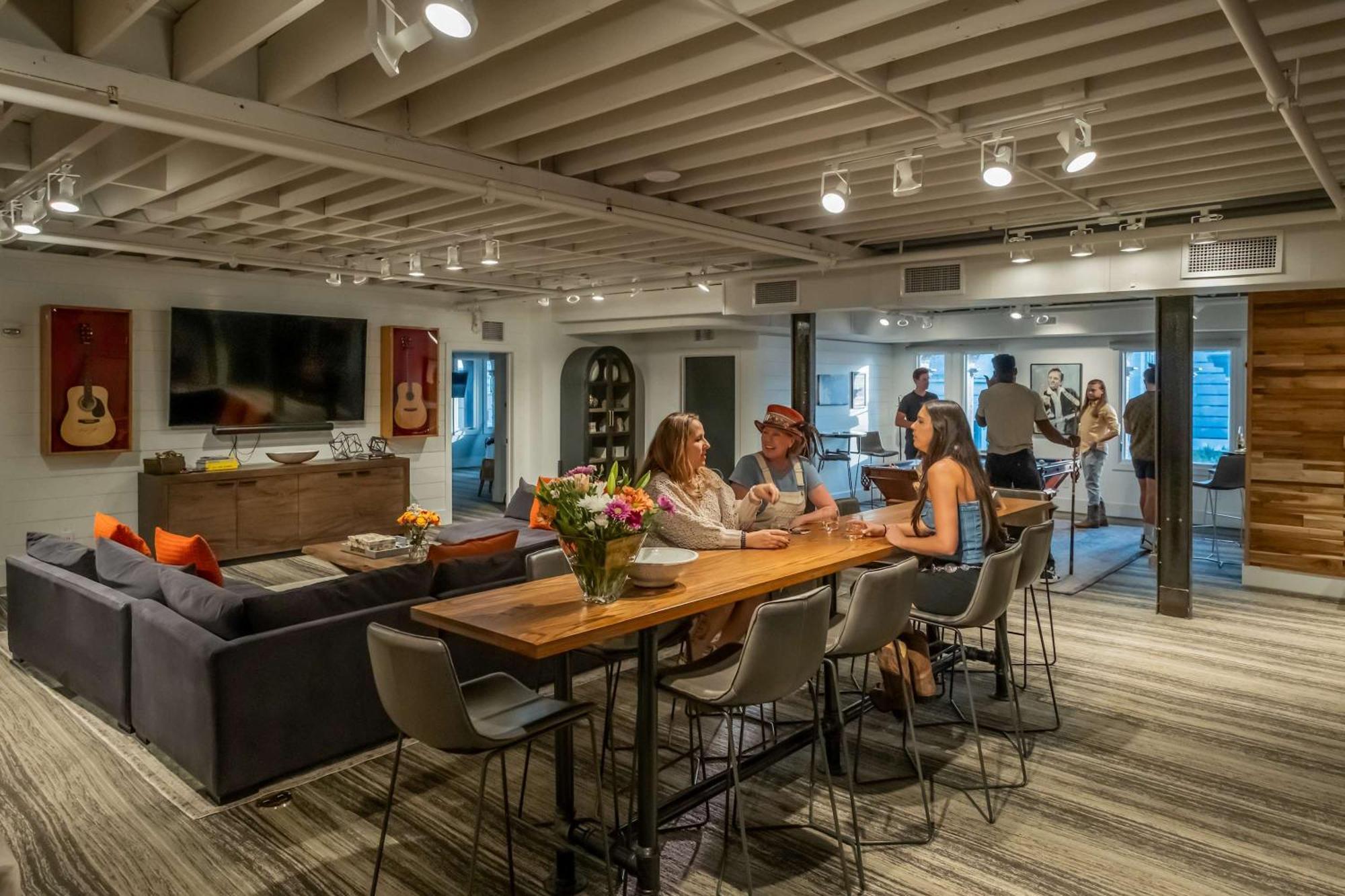 Apartment Skyline With Penthouse & Rooftop Deck 6br By Maddox Nashville