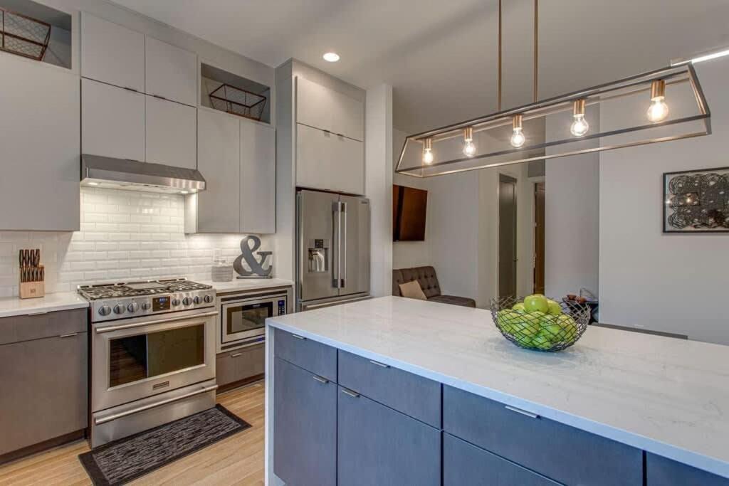 Holiday home 5 Min Uber To Downtown - 2 Car Gargage - Rooftop