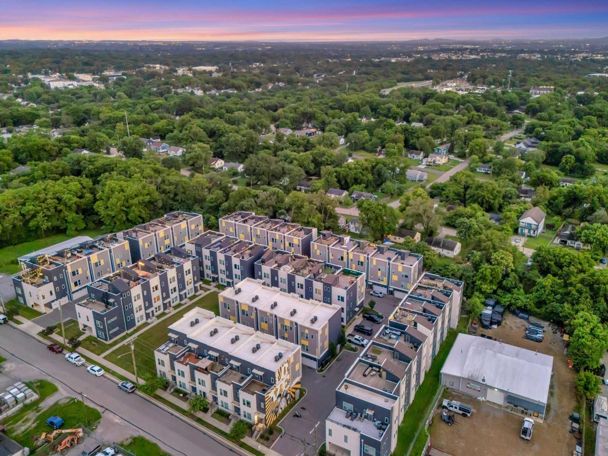Rooftop Deck Grill Ping Pong Near Downtown