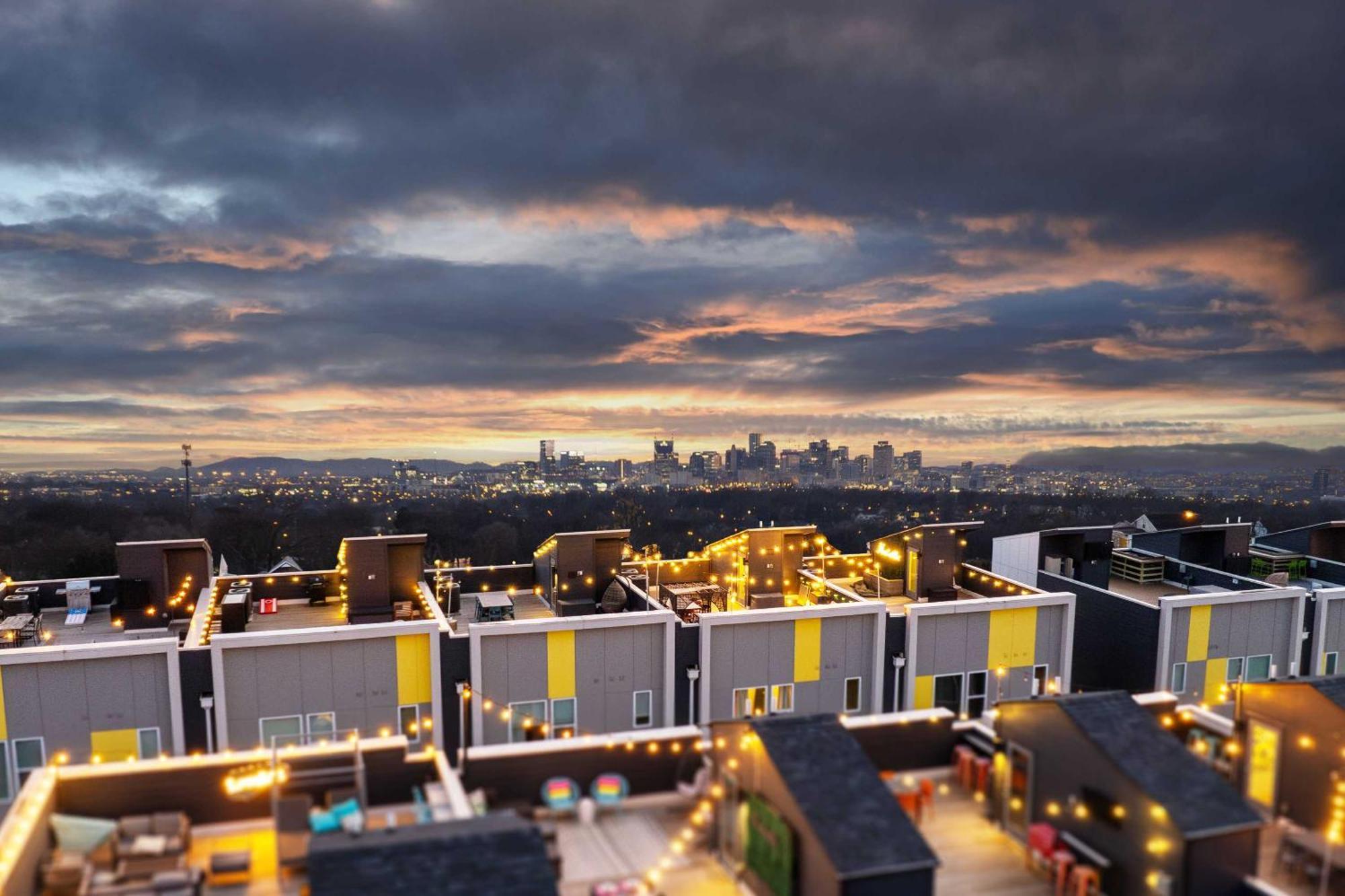 Holiday home Rooftop Deck Grill Ping Pong Near Downtown *