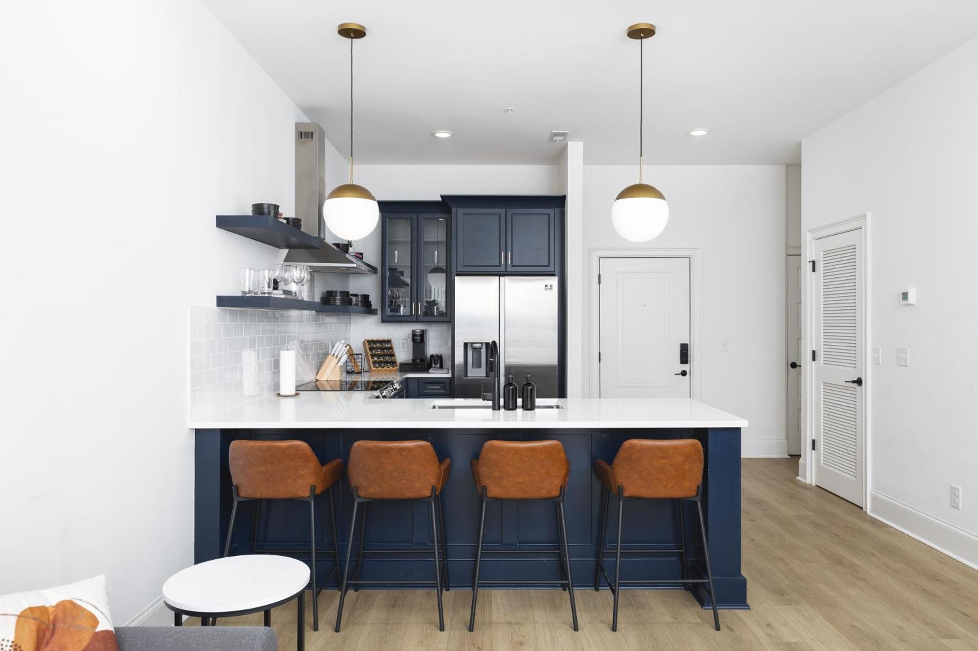 3 Miles To Downtown Broadway Bars - Walk To Coffee From Apartment