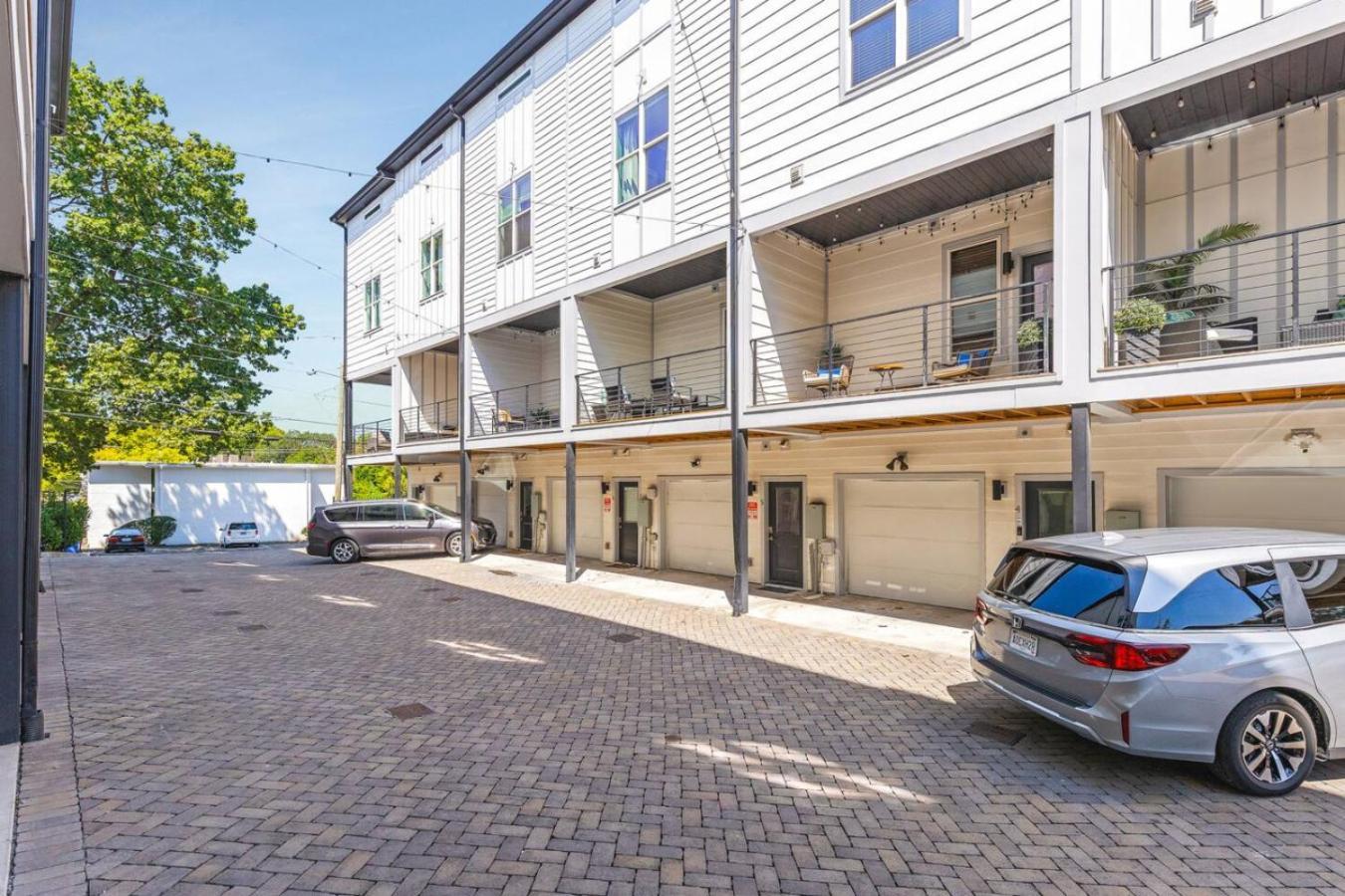 Walk To Vanderbilt And Belmont With Garage And Rooftop Deck Holiday home