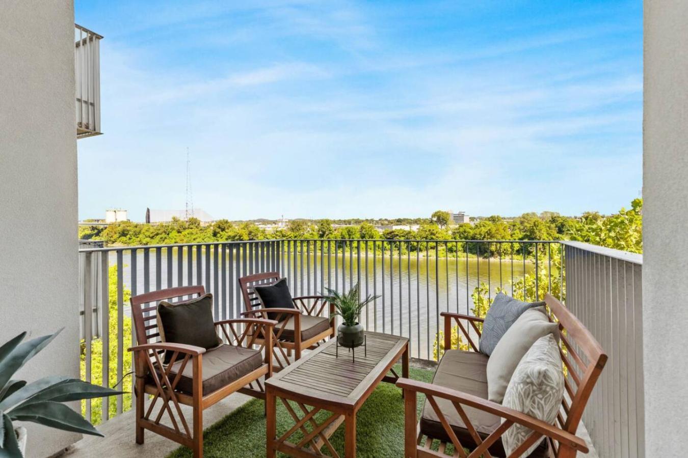 Lovely River View Walk To Downtown Has Garage And Balcony Apartment Nashville