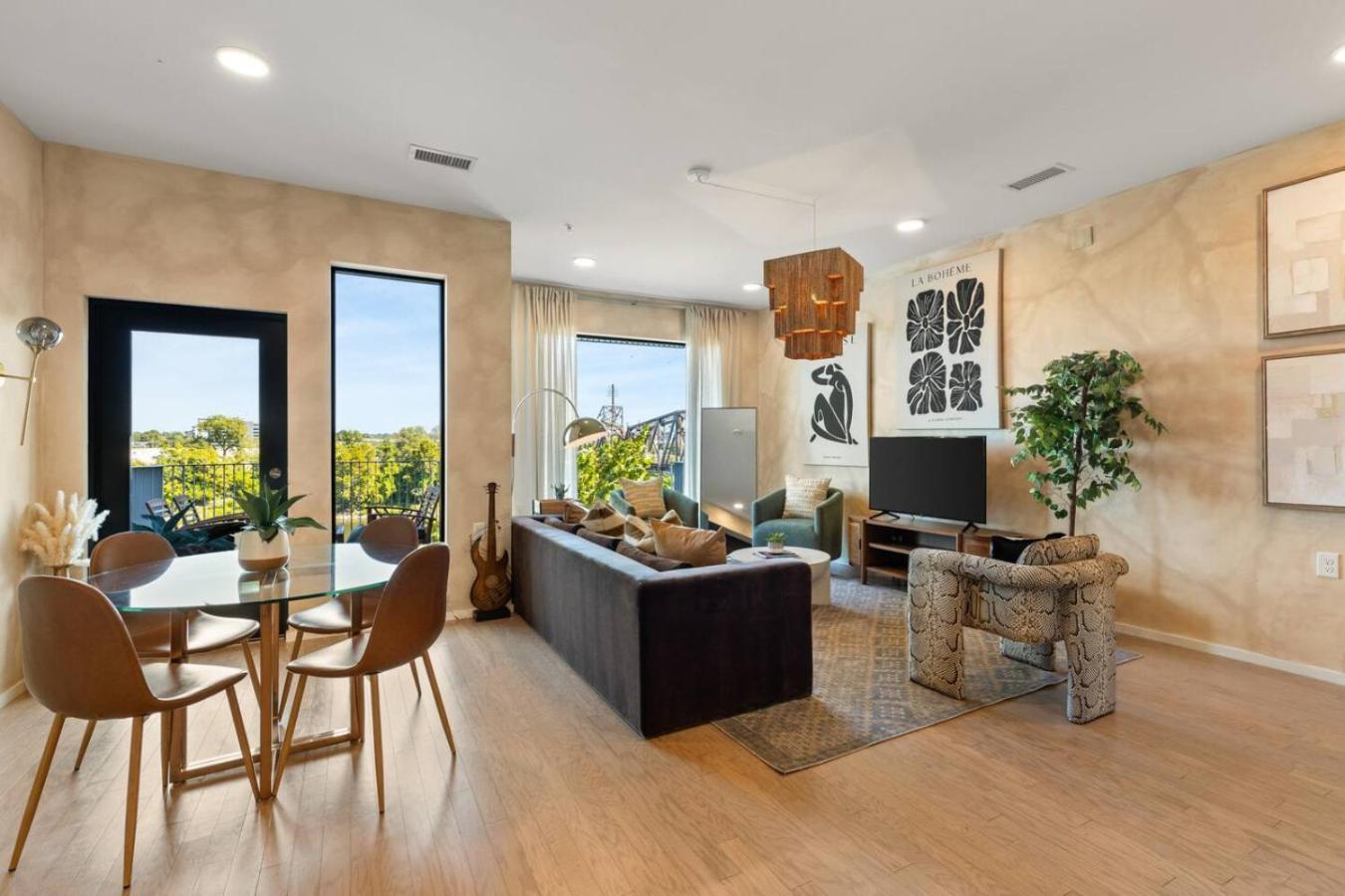 Apartment Lovely River View Walk To Downtown Has Garage And Balcony