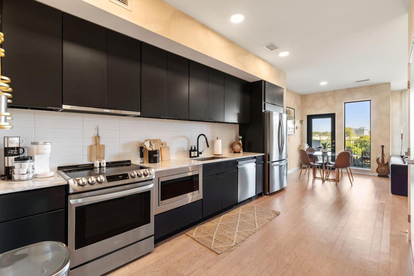 Apartment Lovely River View Walk To Downtown Has Garage And Balcony *