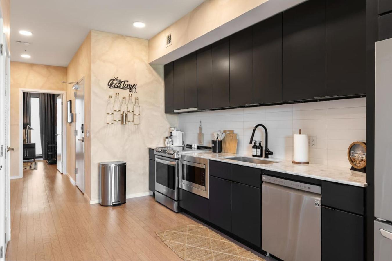 Apartment Lovely River View Walk To Downtown Has Garage And Balcony *
