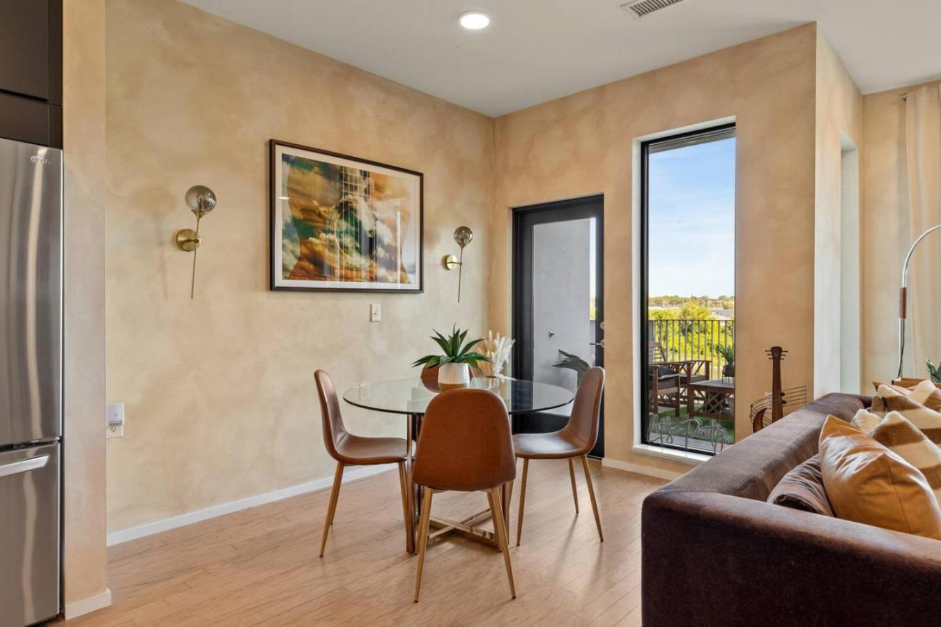 Lovely River View Walk To Downtown Has Garage And Balcony *