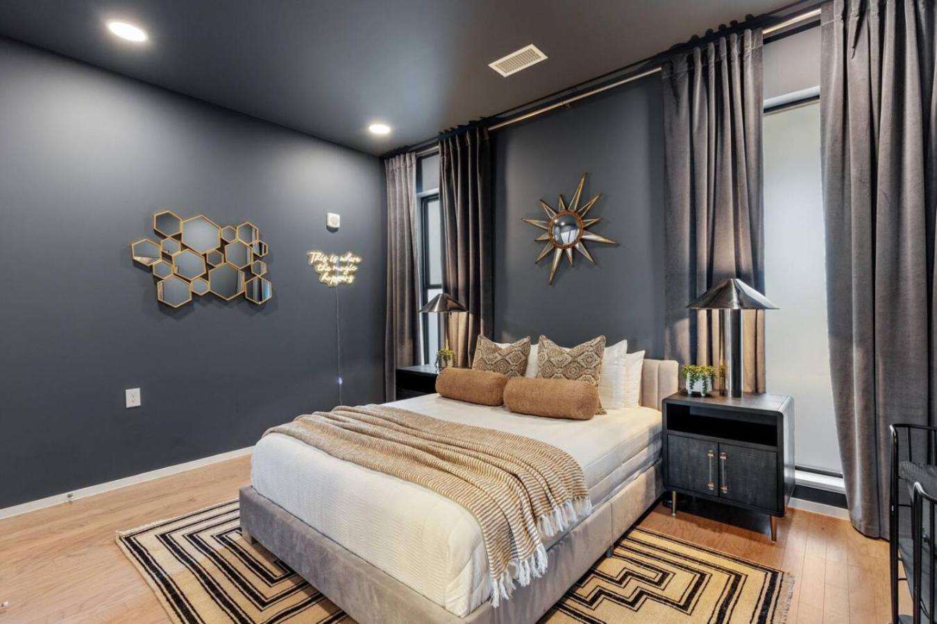 Lovely River View Walk To Downtown Has Garage And Balcony Nashville