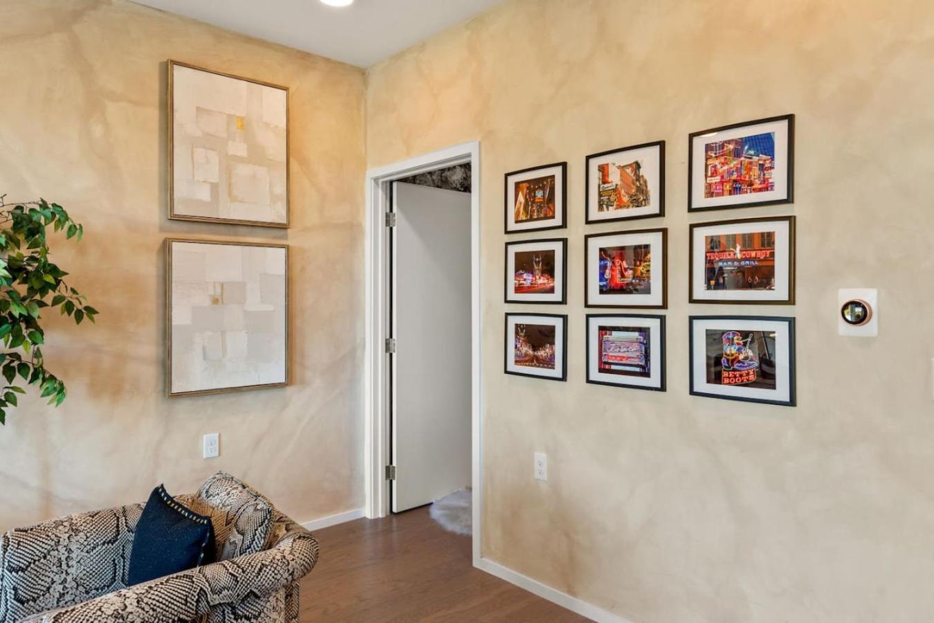 Lovely River View Walk To Downtown Has Garage And Balcony