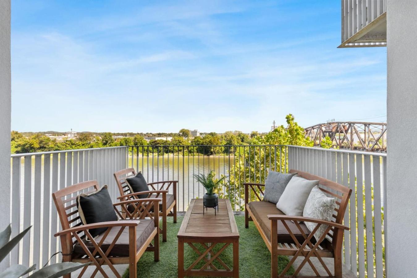 Apartment Lovely River View Walk To Downtown Has Garage And Balcony