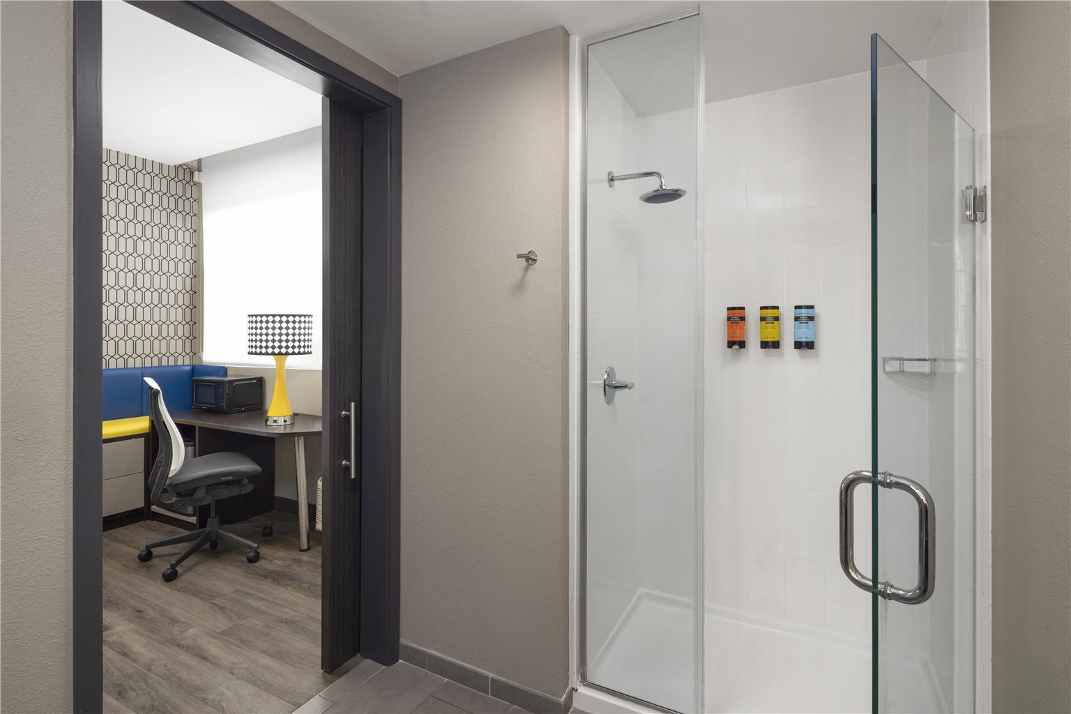 Hotel Glo Western Airport 3*