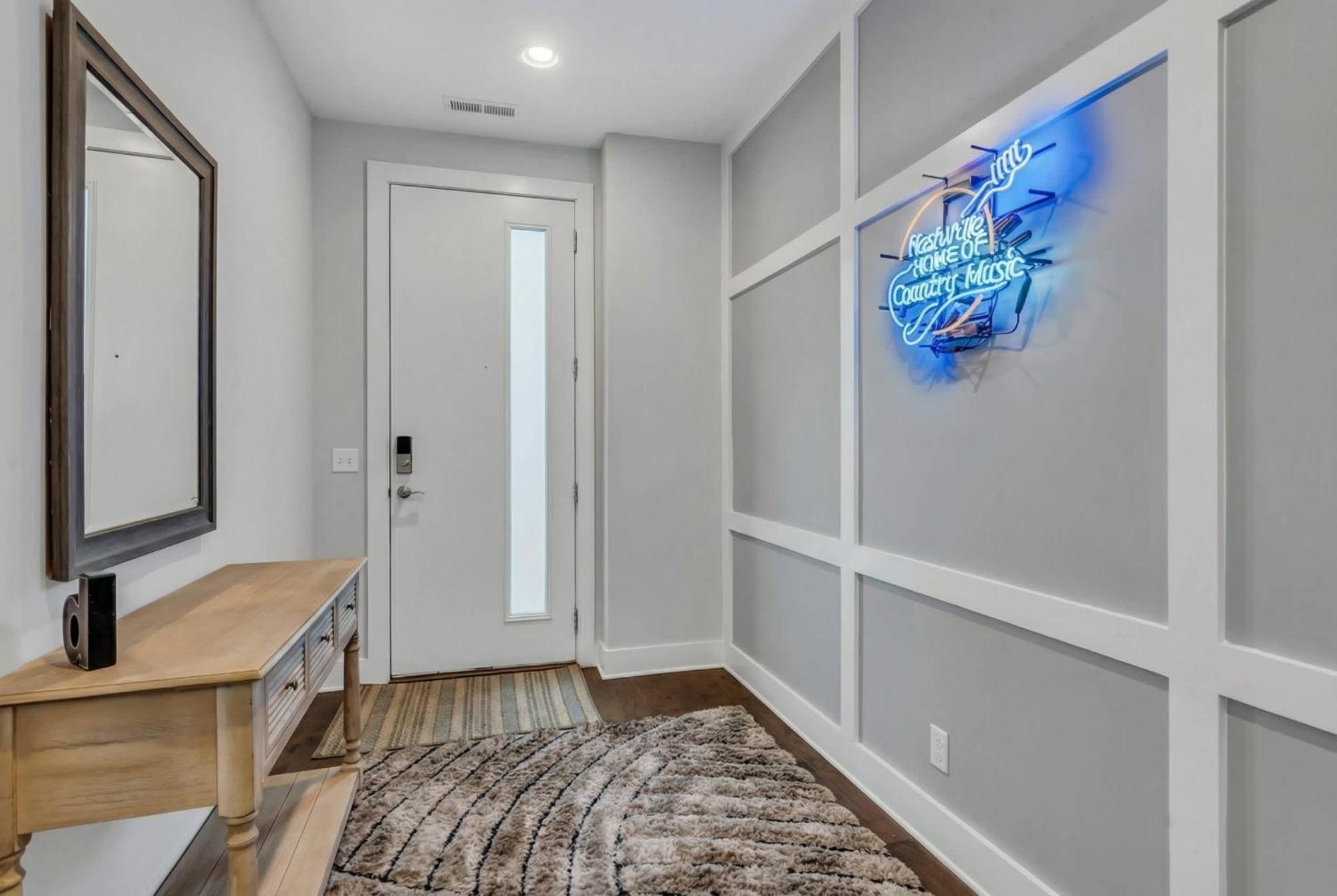 New Luxe 4br 12 Beds - Roofdeck Views - Chefs Kitchen Holiday home Nashville