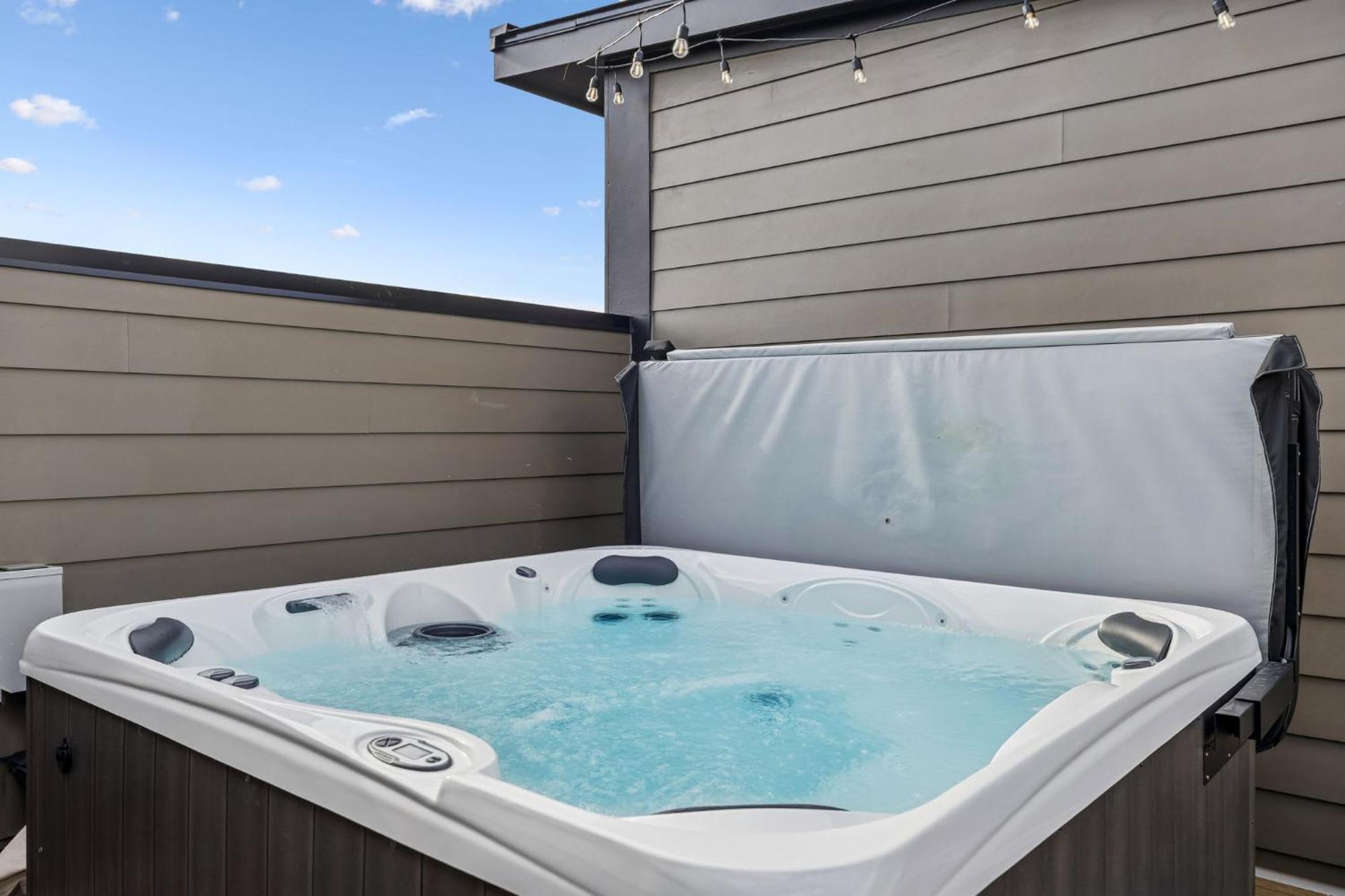 3br Townhome Rooftop Views Hot Tub & Fireplace * Nashville