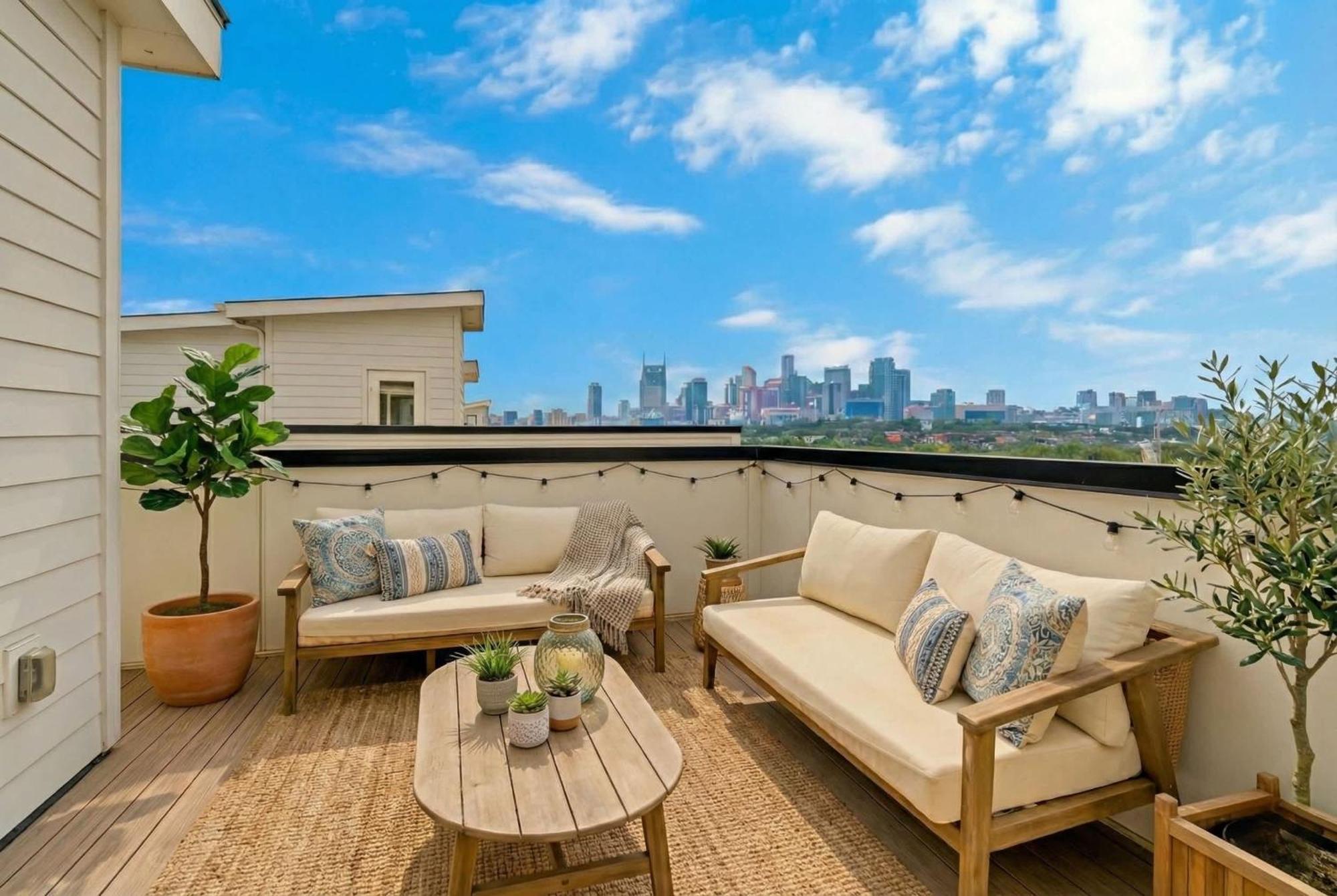 Holiday home Delight - Fun Murals & Downtown Views *