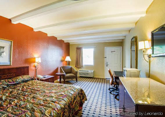 Rodeway Airport Hotel 2*