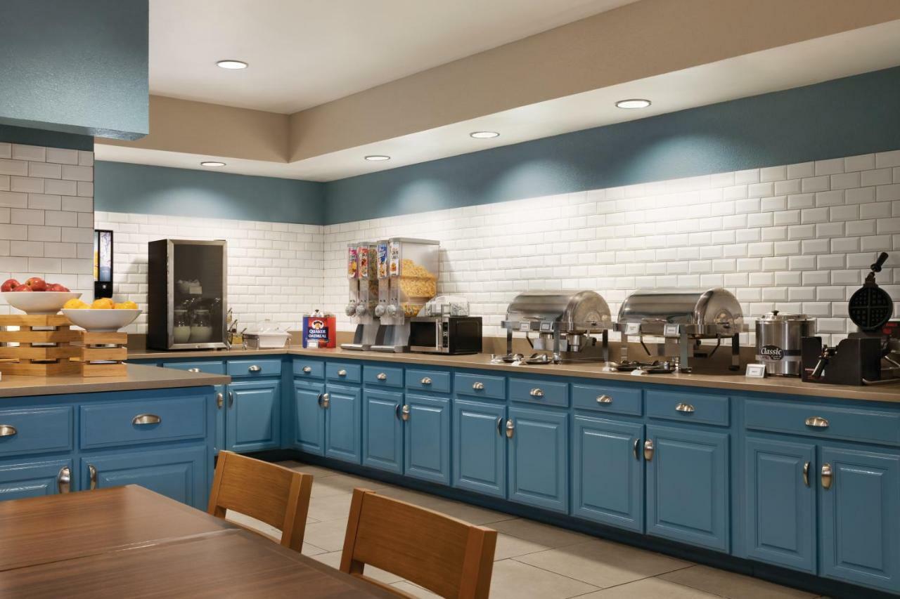 Country & By Radisson, Airport East, Tn Hotel