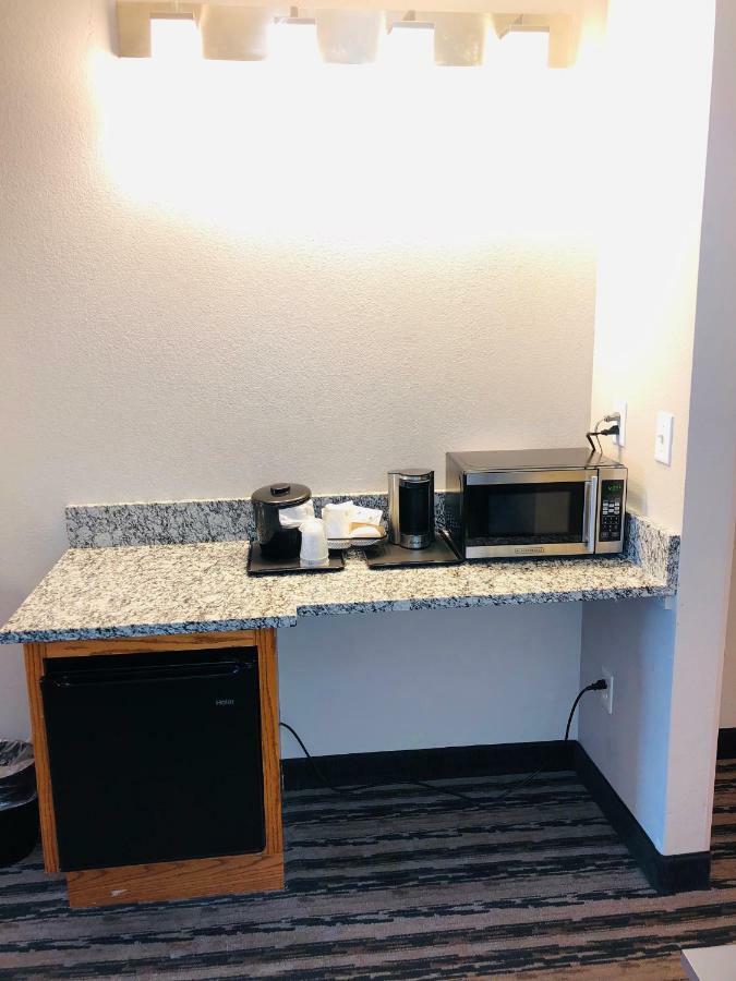 Country & By Radisson, Airport East, Tn Hotel 3*