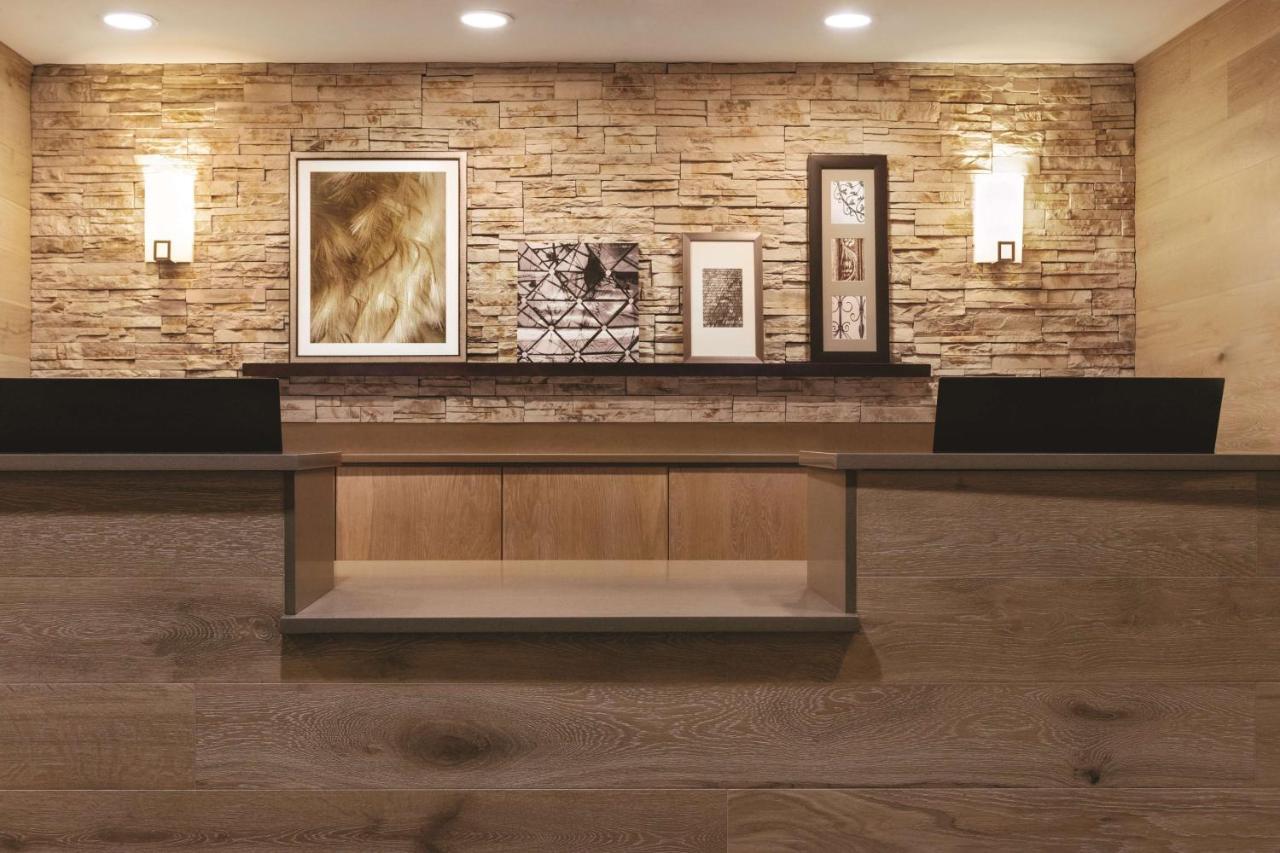 Country & By Radisson, Airport East, Tn Hotel