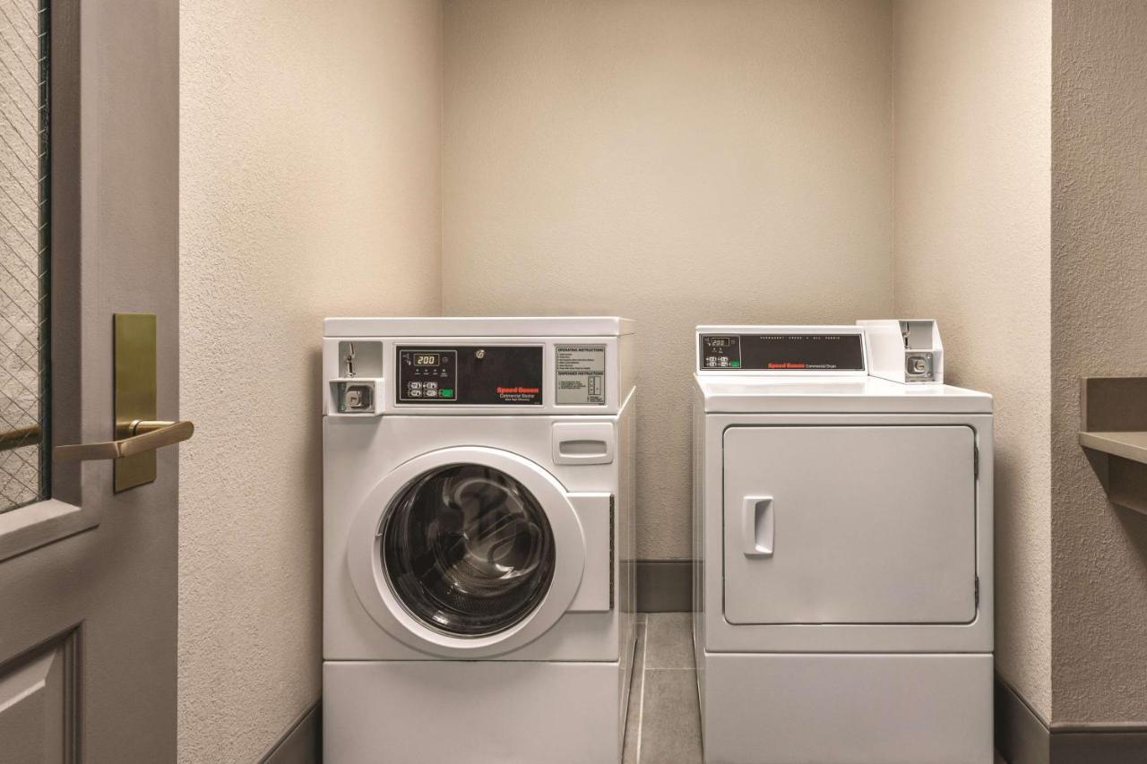 Hotel Country & By Radisson, Airport East, Tn 3*