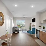 Palatial Abode With Downtown View & Free Parking *