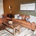 Cozy Cabin - 2 Miles To Broadway & Free Parking