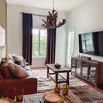 Cozy Cabin - 2 Miles To Broadway & Free Parking