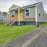 Hot Tub Getaway Close To Downtown!