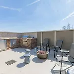 The Painted Muse I Stylish 3br With Rooftop Hot Tub In East Holiday home *
