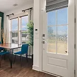 King Bed, Balcony, Covered Patio & Firepit! 8 Minutes From Broadway