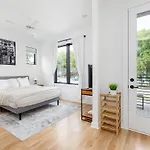 Extra Spacious 4 Bed / 4.5 Bath Music Row Holiday home