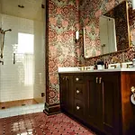 Henrie House I Luxury 4br Downtown Historic Gem With Library & Patio *