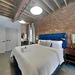 One-of-a-kind! Roll Up Garage Door-pool, Speakeasy Holiday home Nashville