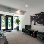 Upscale Cozy With Pool, Patio, Parking Holiday home *