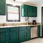 Mid-century Modern Near Downtown With Free Parking