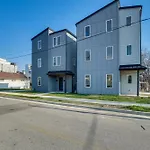 Sleek And Modern Nashville Home Walk To Marathon!