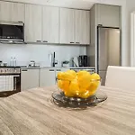 Contemporary City Living In Apartment *